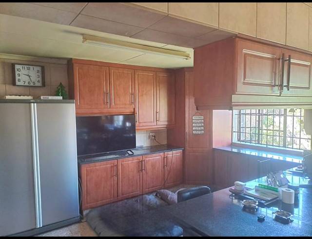 4 BEDROOM HOUSE FOR SALE IN KEMPTON PARK